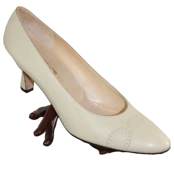 Salvatore Ferragamo Made in Italy Cream Classic Leather Pump, Size 10 (N… - Picture 2 of 9